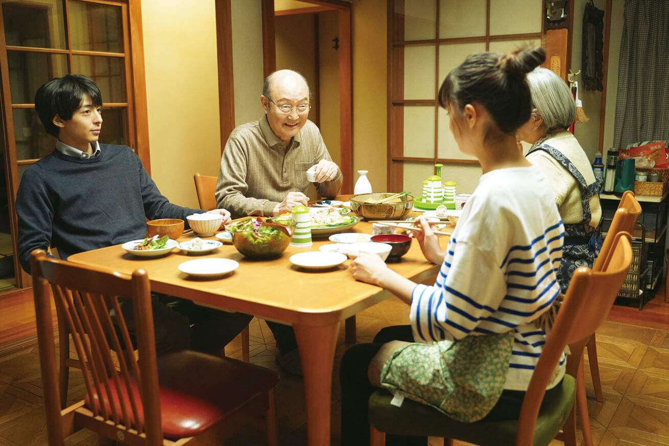 物語を彩る家族の食卓